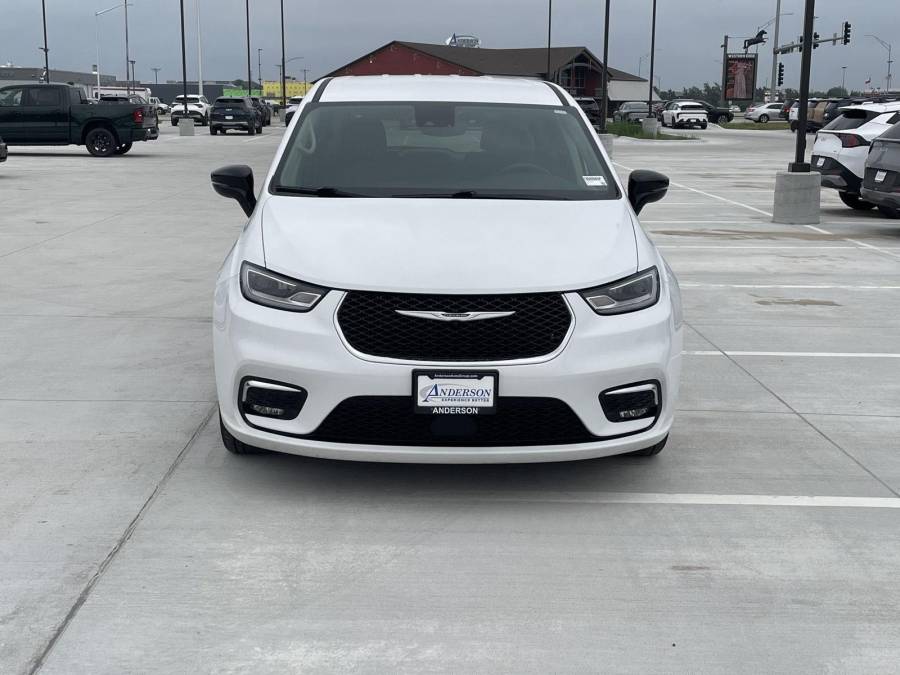 Used 2024 Chrysler Pacifica for sale in Grand Island NE
